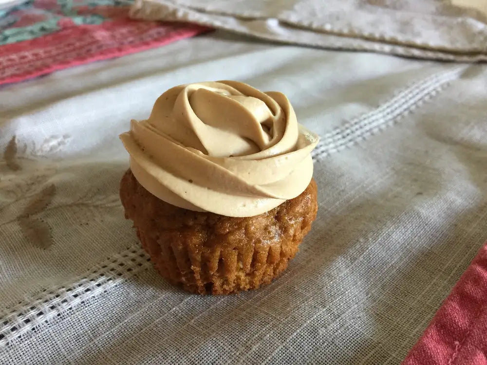 Cupcake de zanahoria casero decorado con frosting en forma de rosa, elaborado con huevos de gallinas libres a pastoreo Ecoterra.