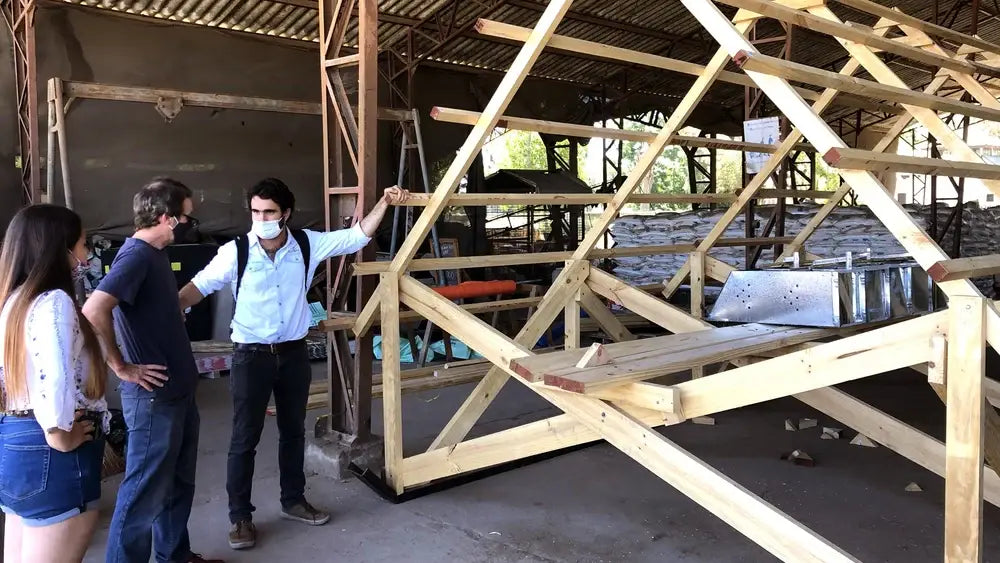 Equipo de Ecoterra e investigadores de la UC inspeccionando infraestructura de gallineros de madera para gallinas libres de pastoreo.