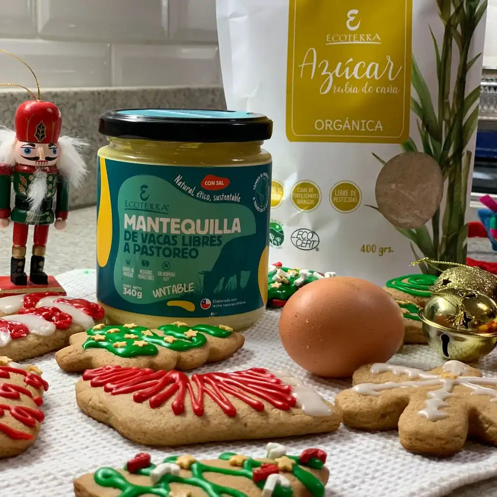 Ingredientes para receta de galletas de navidad saludables: Mantequilla de vacas libres a pastoreo Ecoterra, Azúcar rubia de caña orgánica, Huevo de gallina libre y galletas decoradas en forma de pino y bota navideña.