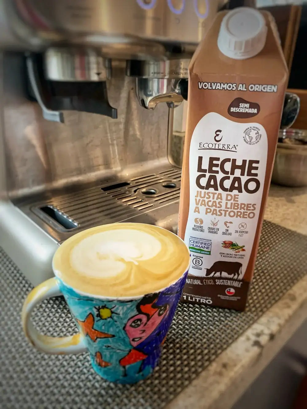 Taza de café con leche de cacao semidescremada Ecoterra, elaborada con leche de vacas libres a pastoreo y cacao natural con certificación Certified Humane.