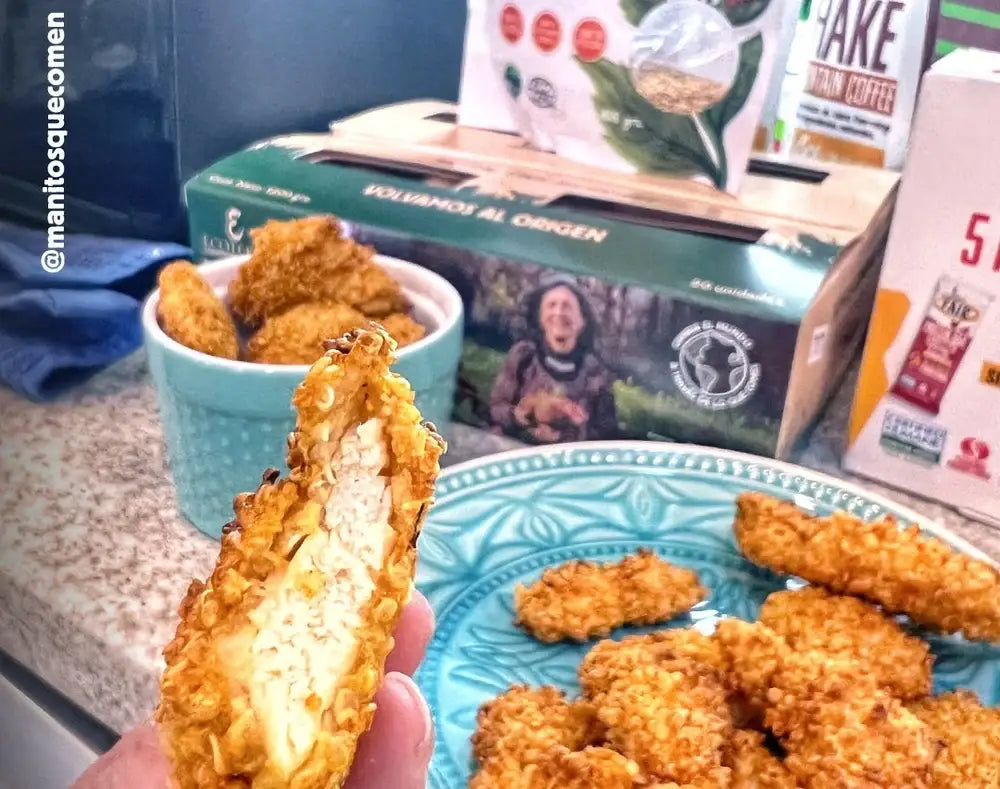 Nuggets de pollo caseros empanizados con quínoa crocante servidos en un plato, elaborados con huevos de gallinas libres Ecoterra.