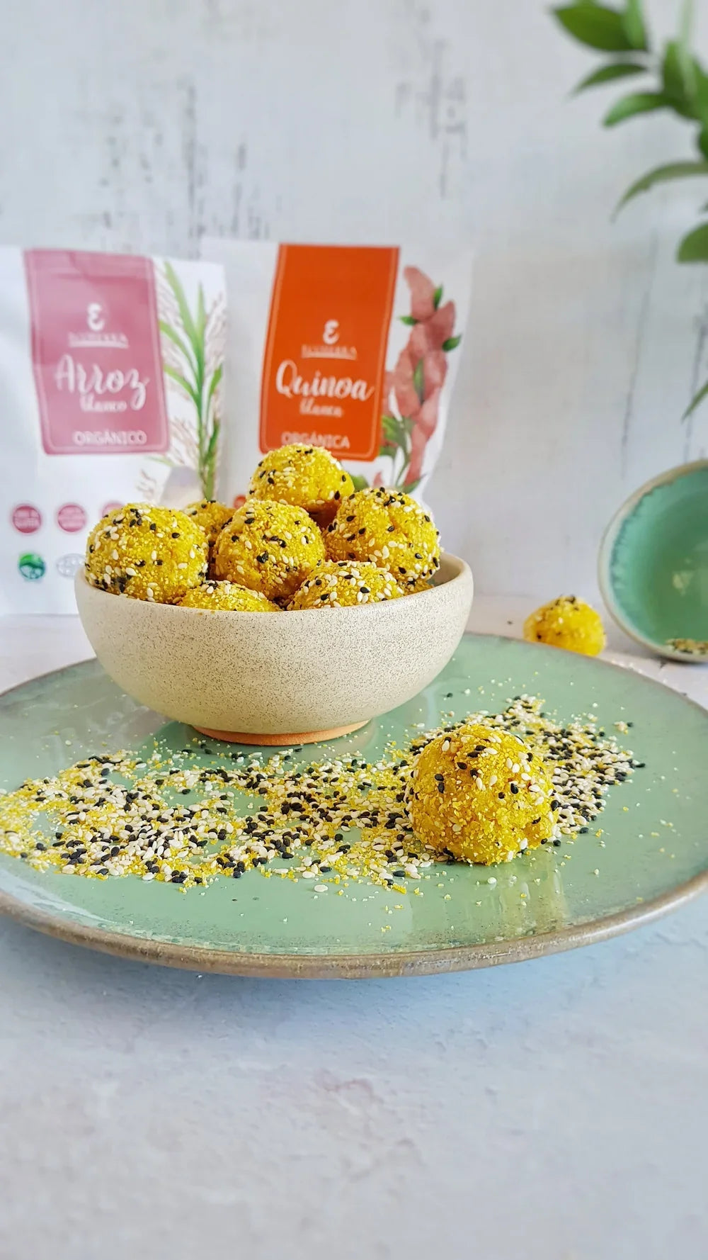 Bombitas de arroz blanco y quinoa blanca orgánica Ecoterra empanizadas con sésamo para receta saludable sin gluten.