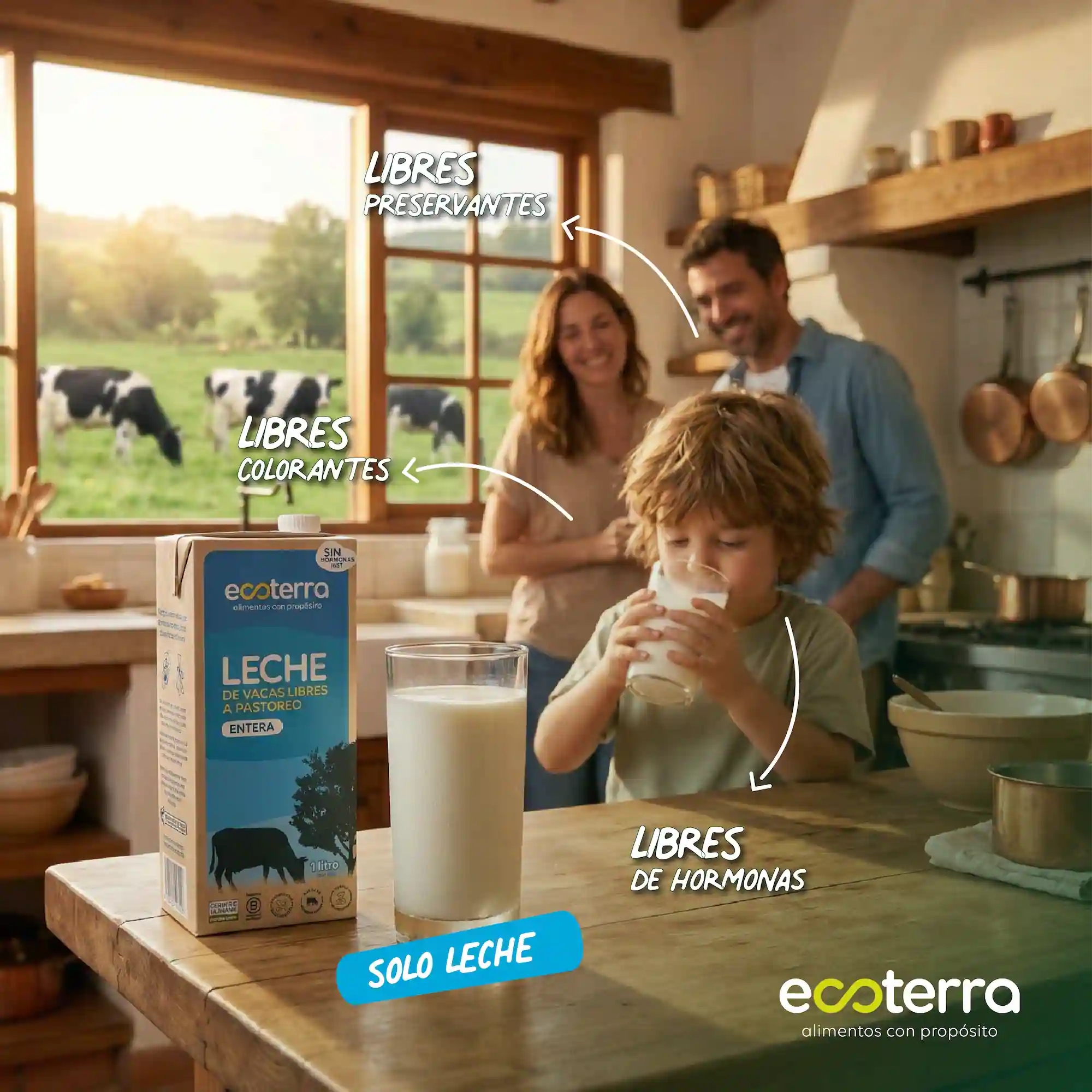 Caja de Leche Entera Ecoterra de vacas libres a pastoreo de 1 litro junto a un niño tomando un vaso de leche en la cocina y vacas pastando en el campo al fondo. Leche libre de preservantes, colorantes y hormonas