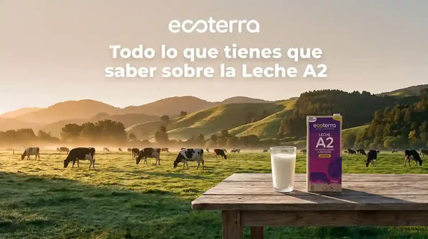 Caja de Leche A2 entera Ecoterra de vacas libres a pastoreo en un entorno natural al amanecer junto a un vaso de leche fresca.