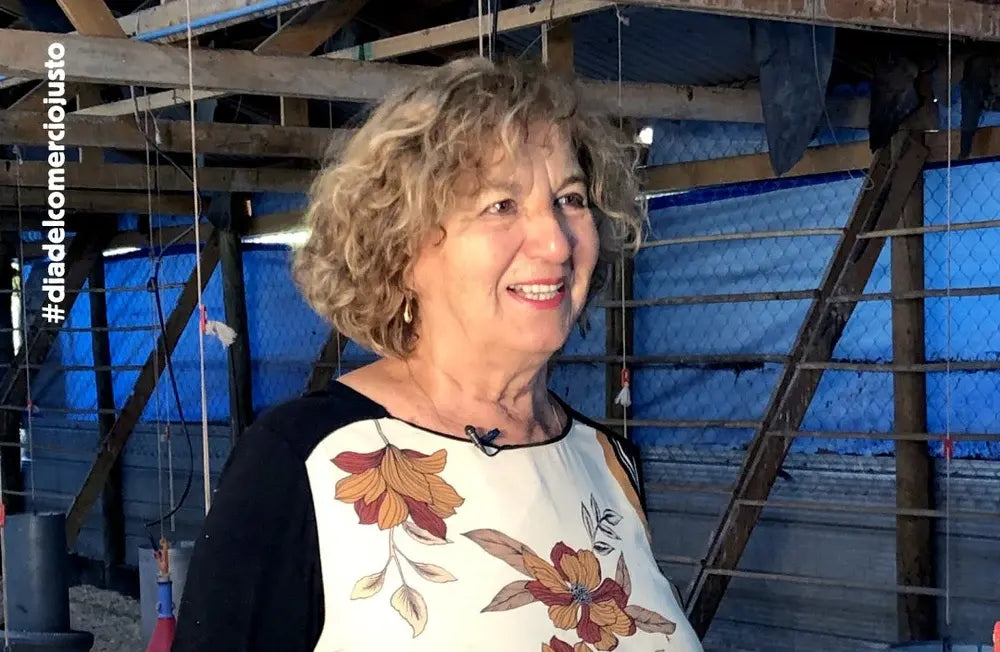 Productora EcoFarmer de Ecoterra en granja de gallinas libres impulsando el comercio justo y la avicultura sustentable en Chile.