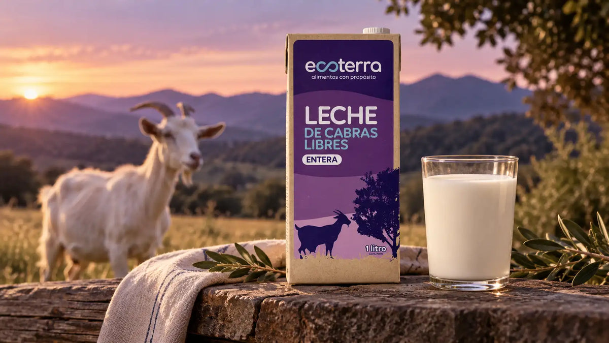 Envase y vaso con leche de cabra entera de libre pastoreo Ecoterra, producida bajo prácticas de bienestar animal y ganadería regenerativa en Chile.