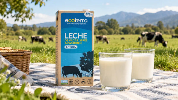 Botella y vasos de leche entera Ecoterra de vacas de libre pastoreo en la pradera