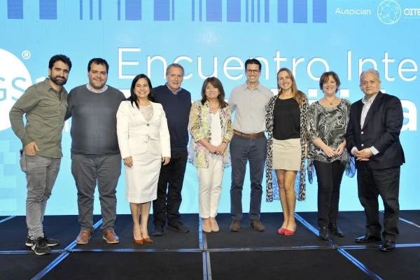 Equipo de Ecoterra recibiendo reconocimiento en el Encuentro Internacional de Trazabilidad por su sistema de trazabilidad de alimentos transparente y comercio justo con EcoFarmers.