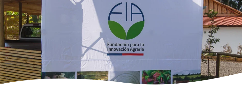 Banner de la Fundación para la Innovación Agraria (FIA) en predio sustentable de Ecoterra Chile, promoviendo la agricultura regenerativa y la tecnología alimentaria con EcoFarmers.