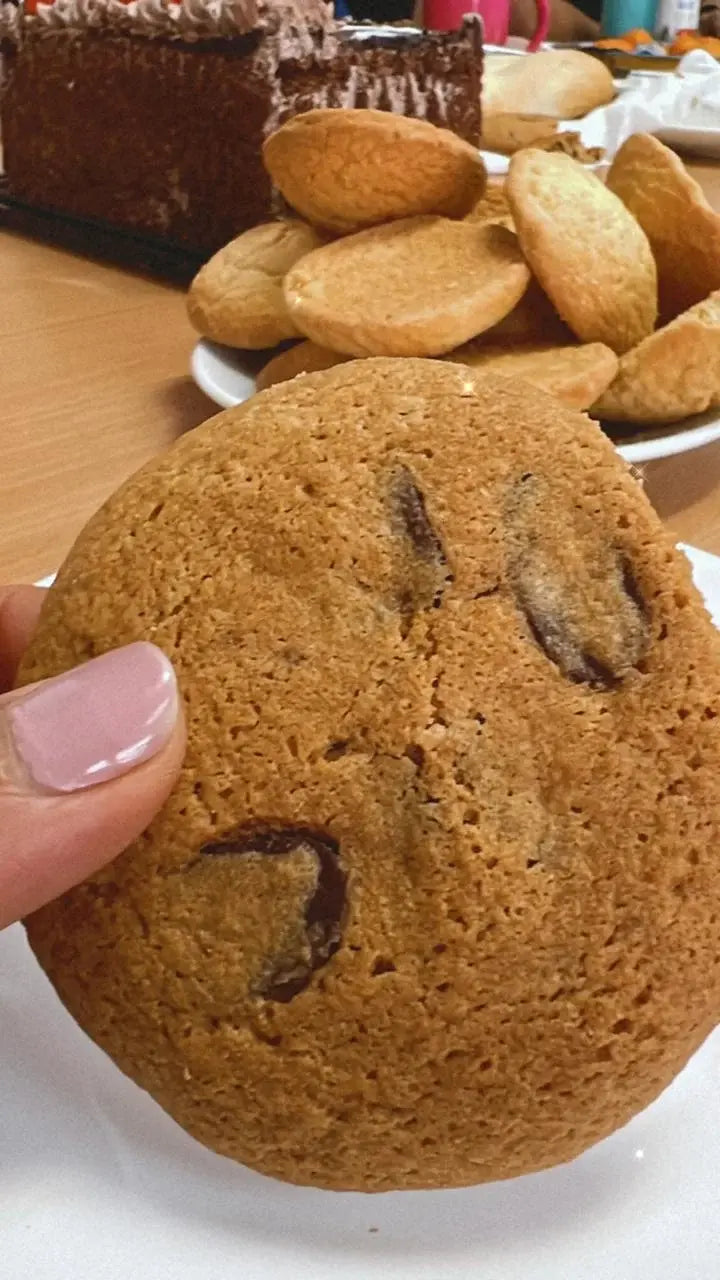 Galleta gigante horneada con chips de chocolate sin gluten, hecha con huevos de gallinas libres a pastoreo Ecoterra en plato blanco.