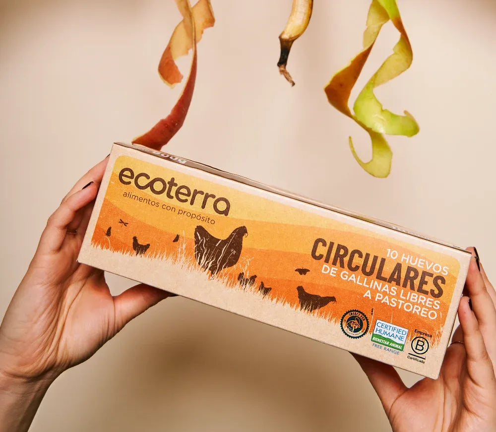 Empaque de 10 huevos circulares Ecoterra de gallinas libres a pastoreo, con certificaciones Certified Humane, Empresa B e ingredientes circulares de alimentación natural.