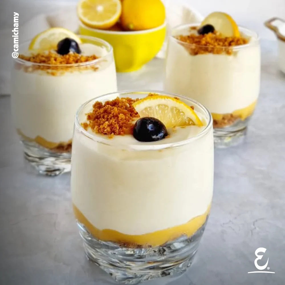 Vasos de mousse de limón cremoso sobre capas de lemon curd y galleta crocante, preparados con Leche Entera de vacas libres a pastoreo y Azúcar Rubia Orgánica Ecoterra