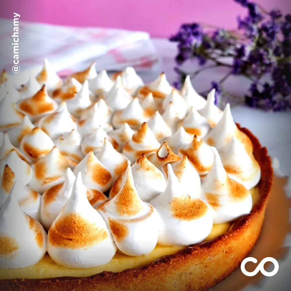 Pie de limón artesanal con masa crocante, relleno cremoso y merengue tostado preparado con claras de huevo de gallinas libres a pastoreo y Leche Entera Ecoterra.