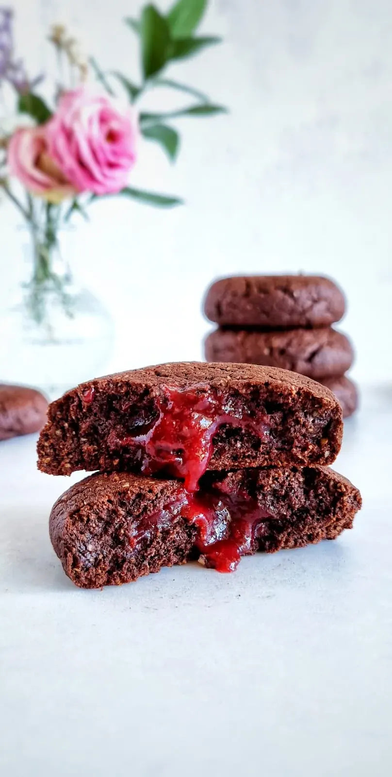 Brownie cookies crujientes rellenas de mermelada de frambuesa fluida hechas con huevos de gallinas libres a pastoreo Ecoterra.
