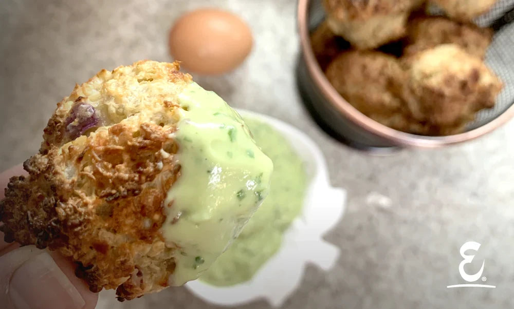 Croqueta de quínoa crujiente untada en salsa verde, aglutinada con huevos de campo Ecoterra de gallinas libres con sello Certified Humane.