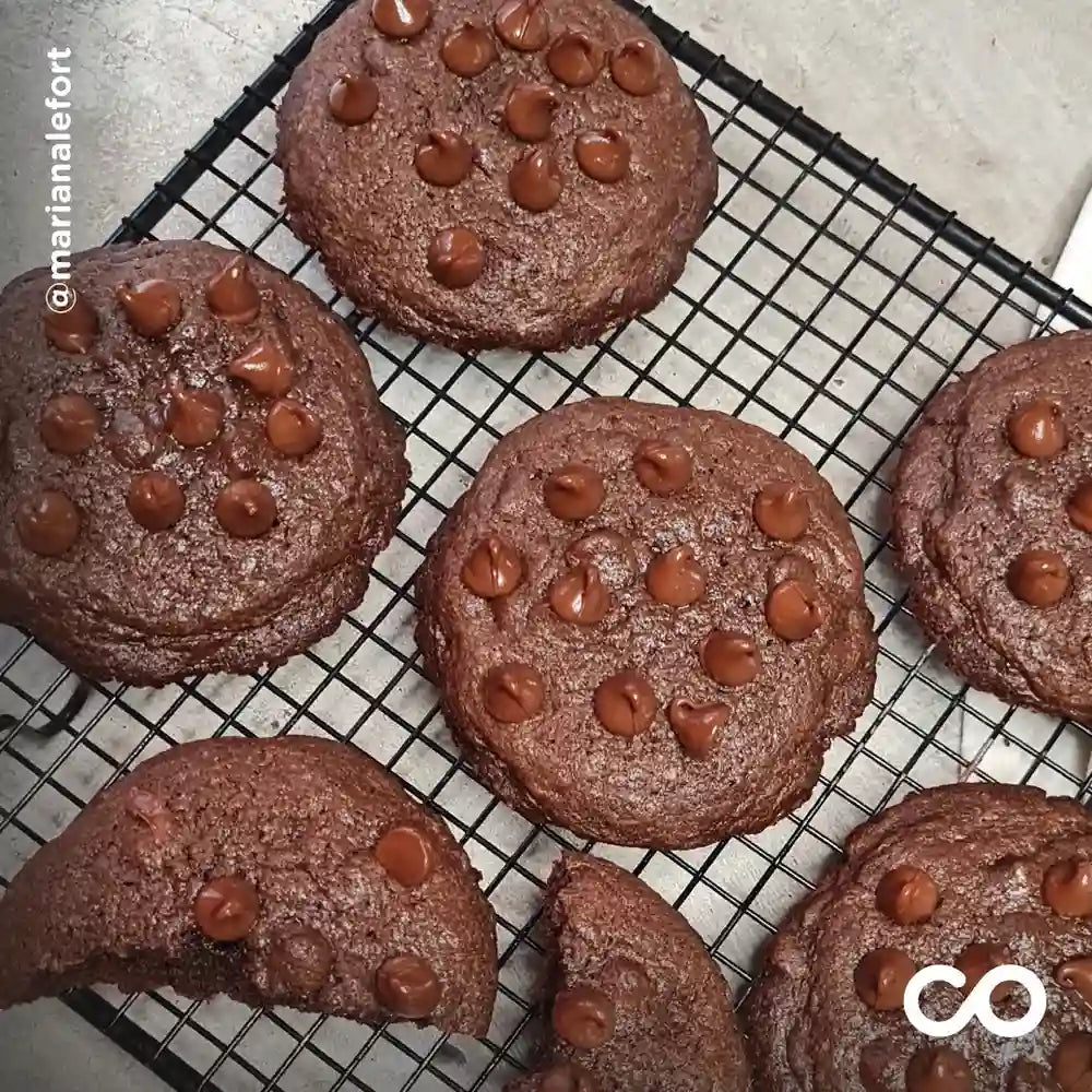 Galletas caseras de doble chocolate con chips horneadas en rejilla, preparadas con huevos de gallinas libres de pastoreo Ecoterra.