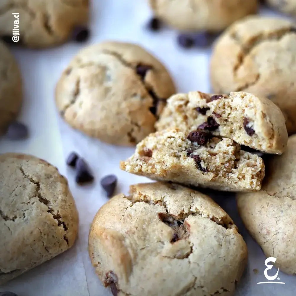 Galletas caseras saludables recién horneadas con chips de chocolate y ralladura de naranja o limón, preparadas con huevos de gallinas libres a pastoreo Ecoterra.