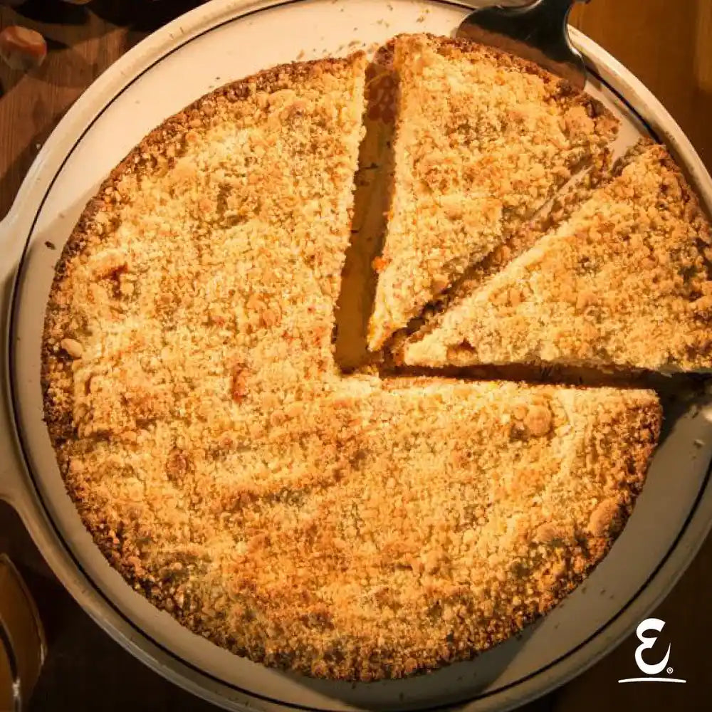 Kuchen de miga chileno dorado recién horneado cortado en porciones, elaborado con mantequilla de vacas a pastoreo y huevos de gallinas libres Ecoterra.