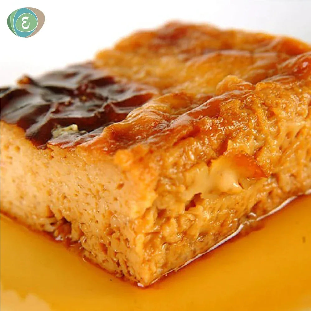 Trozo de leche asada casera tradicional chilena dorada con capa de caramelo líquido, elaborada con huevos de gallinas libres a pastoreo y leche entera de vacas EcoFarmers de Ecoterra.