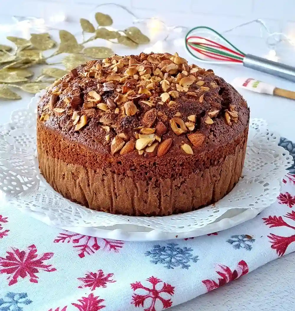Pan de Pascua artesanal saludable cubierto con almendras picadas, horneado con huevos de gallinas libres Certified Humane y mantequilla de pastoreo Ecoterra.