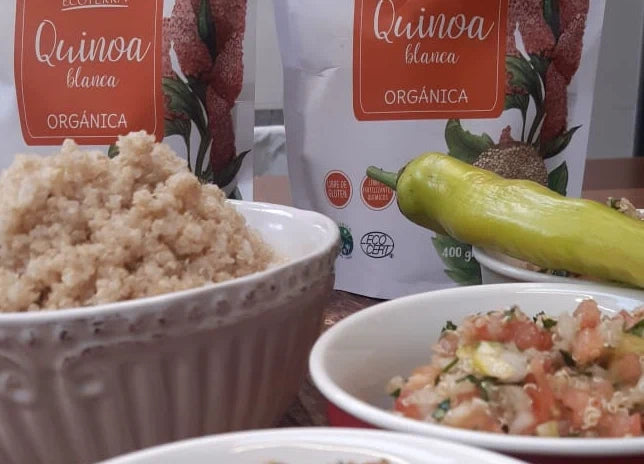 Pebre de quinoa blanca orgánica Ecoterra en pocillo cerámico servido junto a ají verde fresco y empaque de quinoa sin gluten 400g.
