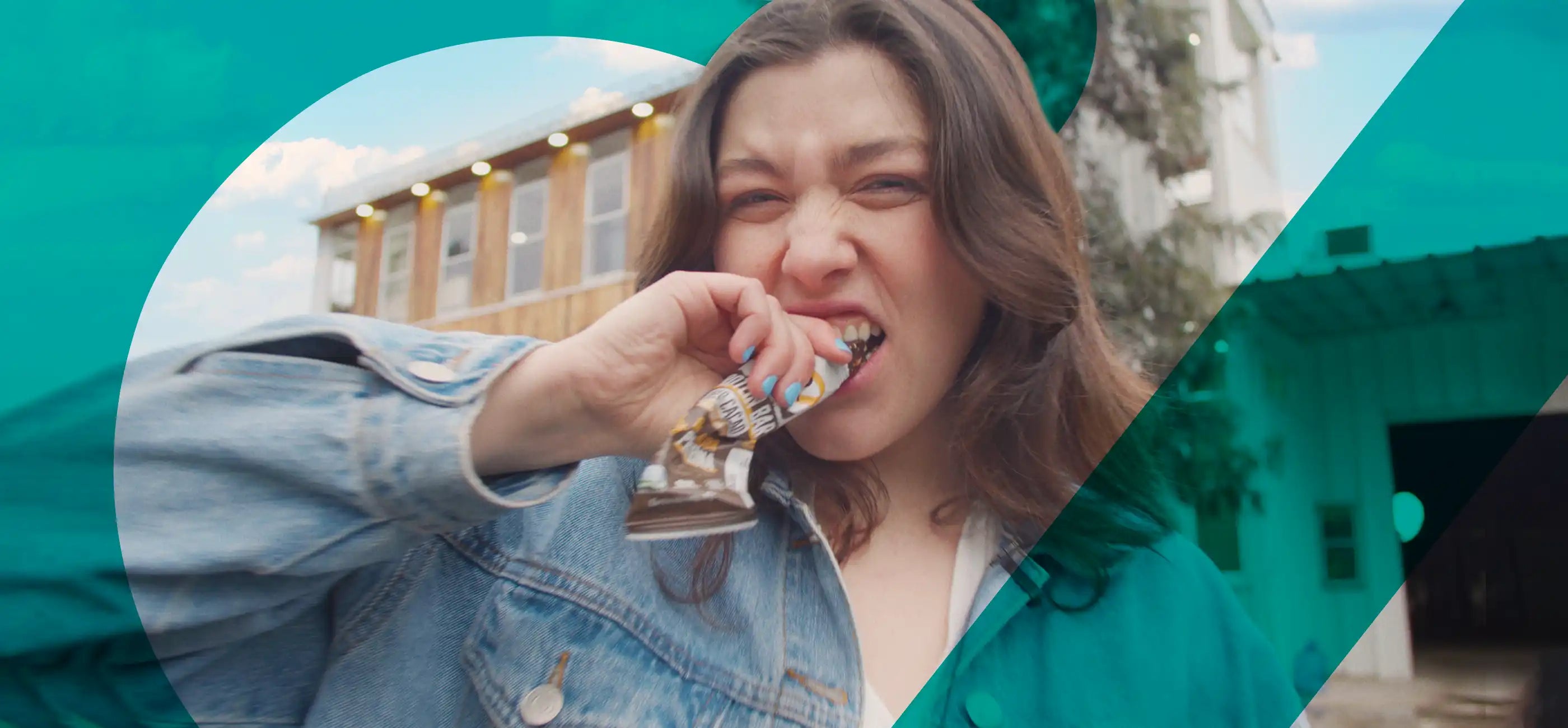 Mujer joven disfrutando de una barra de proteína y cacao orgánica de Ecoterra como snack saludable de nutrición real en Santiago de Chile.