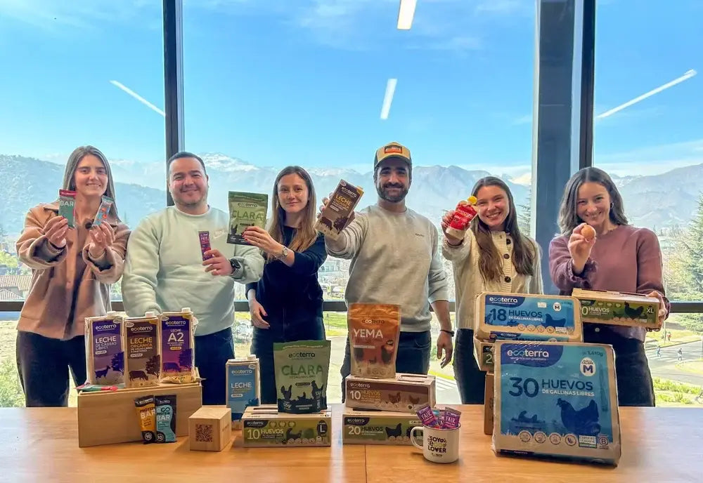 Equipo Ecoterra, presentando su variedad de productos