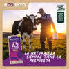 Productor agrícola Ecoterra junto a una vaca libre a pastoreo sosteniendo un cántaro de leche y el envase de Leche A2 Entera con proteína beta-caseína A2.