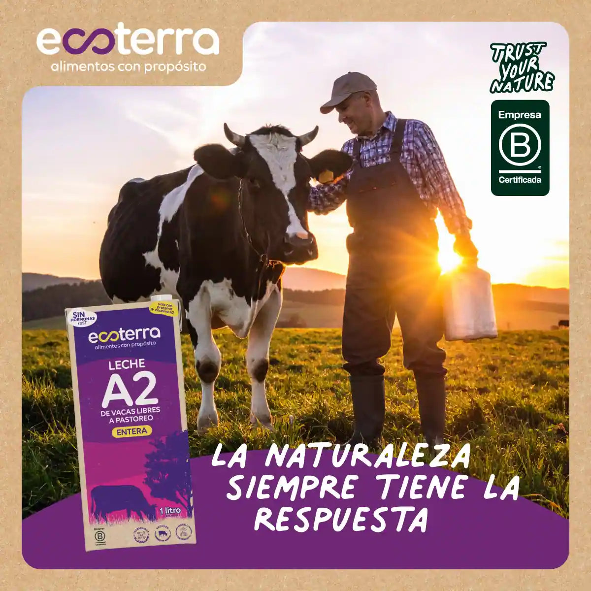 Productor agrícola Ecoterra junto a una vaca libre a pastoreo sosteniendo un cántaro de leche y el envase de Leche A2 Entera con proteína beta-caseína A2.