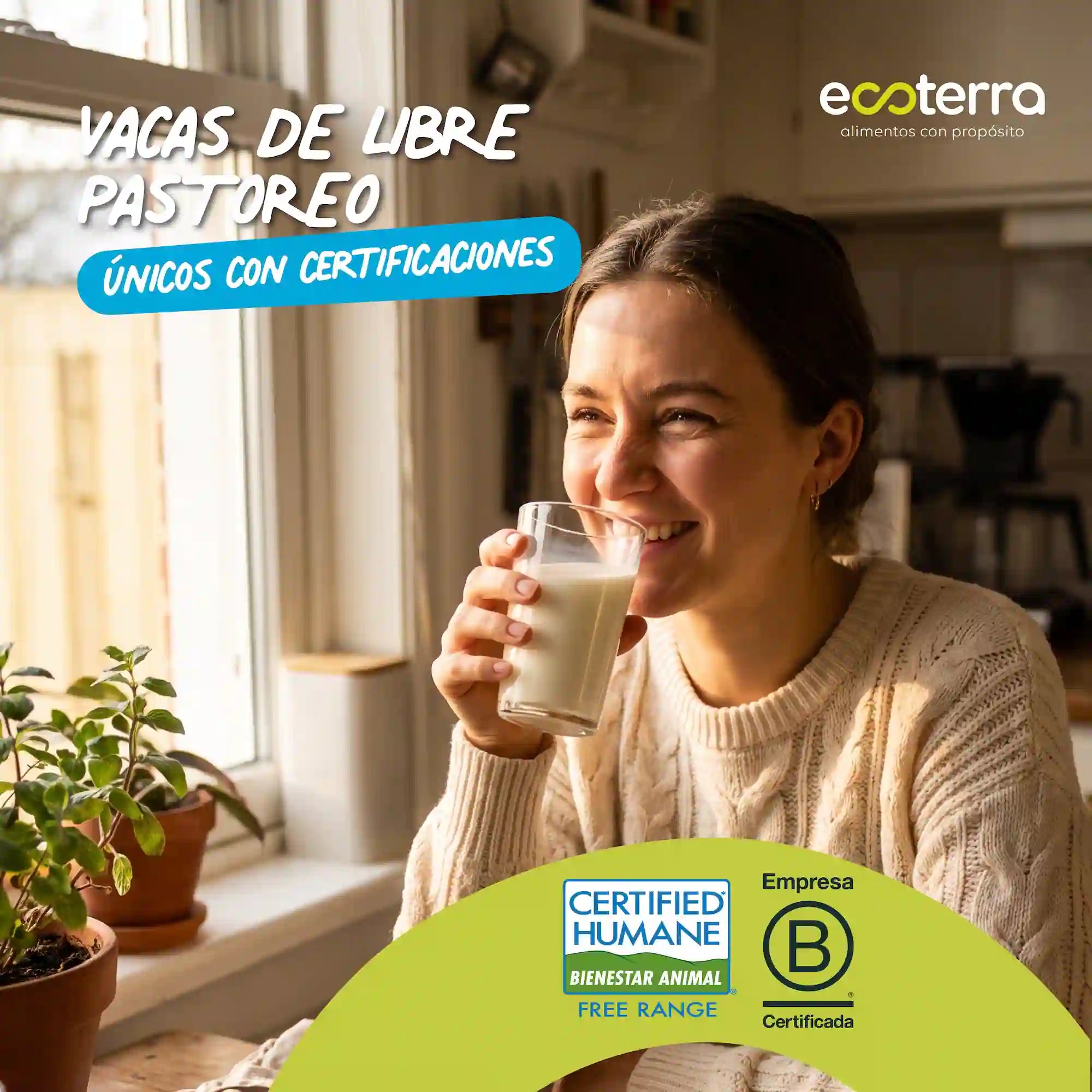 Mujer sonriente bebiendo un vaso de Leche Ecoterra de vacas libres a pastoreo en su cocina, junto a los sellos de certificación Certified Humane y Empresa B.