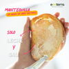 Mantequilla Ecoterra de vacas libres a pastoreo untada en pan tostado, elaborada únicamente con crema de leche natural y sal sin aditivos ni espesantes.