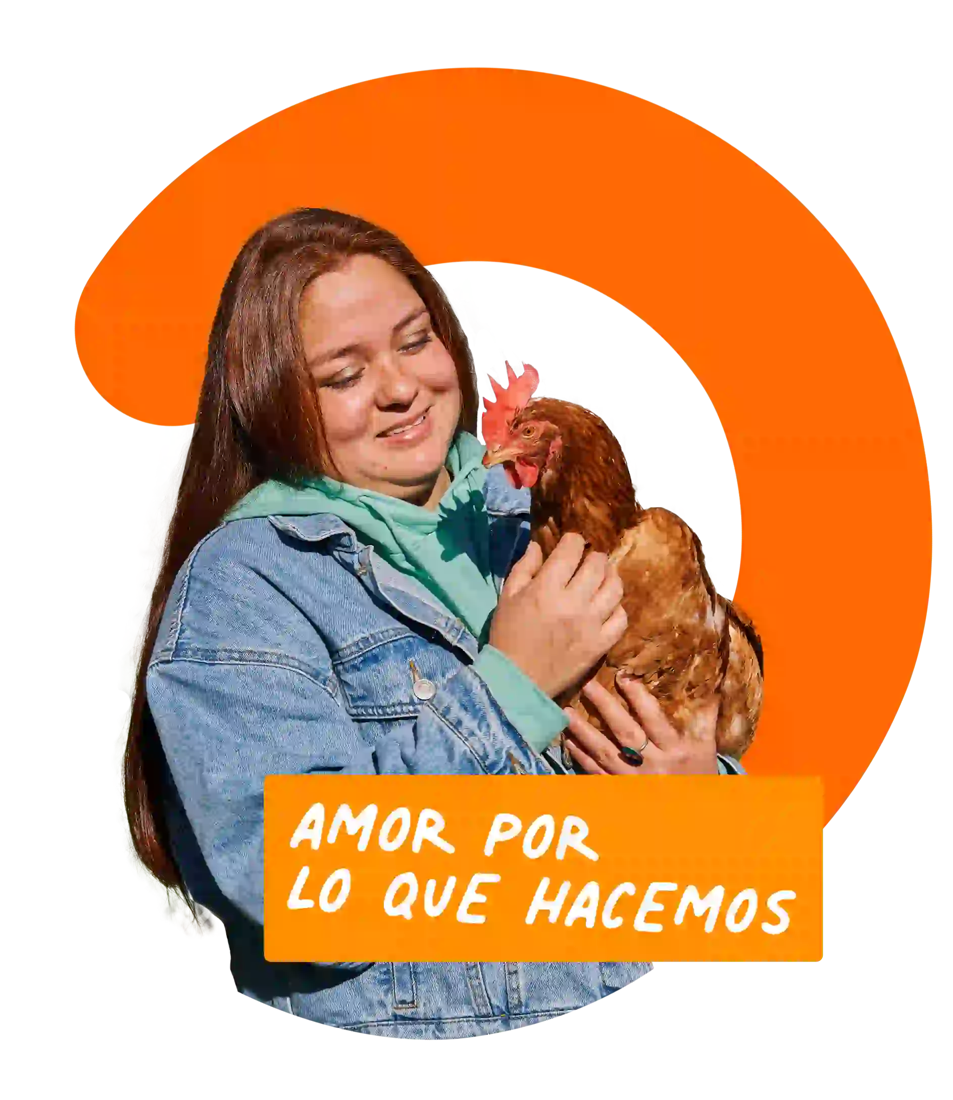 Productora de Ecoterra sosteniendo con afecto a una gallina libre a pastoreo bajo estrictas normas de bienestar animal y comercio justo.
